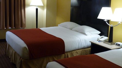 holiday_inn_express_suites_detroit_room